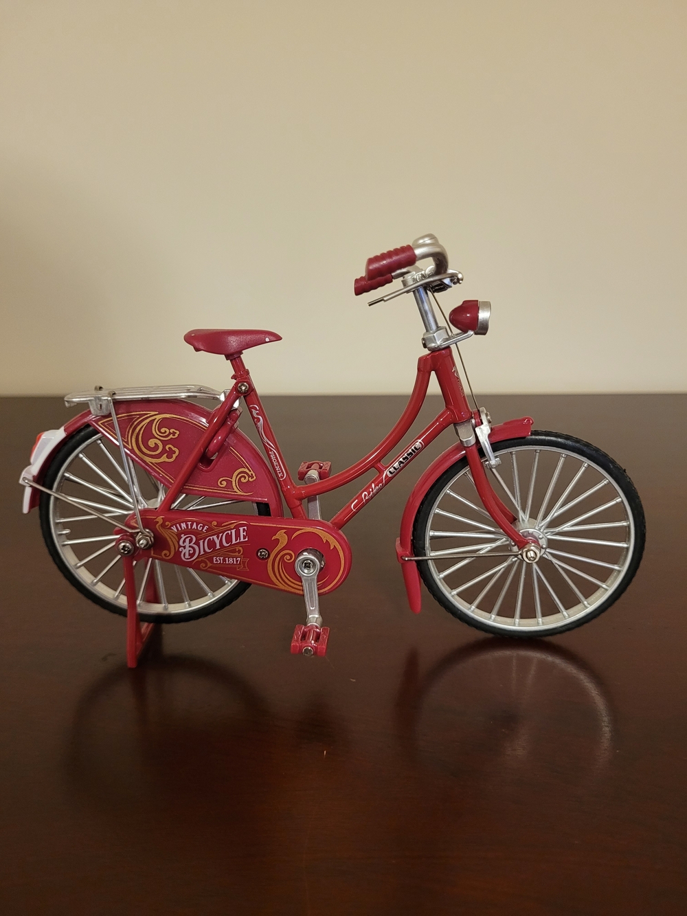 Phoenix Classic Retro Red Alloy Bike Model: Vintage 1817 Diecast Bicycle Decor